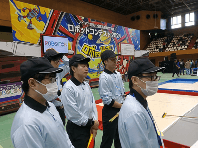 主審、副審を務めた横田助教(右端)と大学院生たち