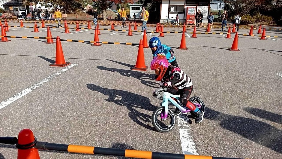 競り合い