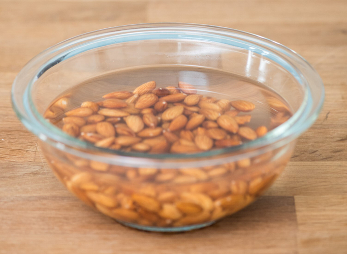 下準備)アーモンドを浸水する