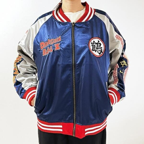 ドラゴンボールの刺繍が至る所にあるコラボスカジャン