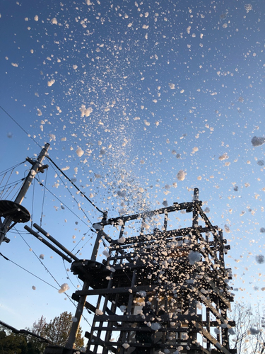 ▲エリア上空から、雪のような&ldquo;泡&rdquo;が降り注ぐ