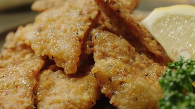鶏皮チップス イメージ画像<画像はイメージです※レモンとパセリは付いていません>