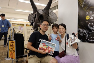 恐竜学博物館! トリケラトプスの頭部の前で記念撮影