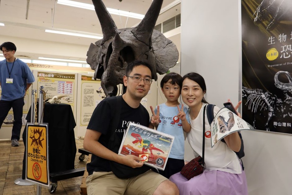恐竜学博物館! トリケラトプスの頭部の前で記念撮影