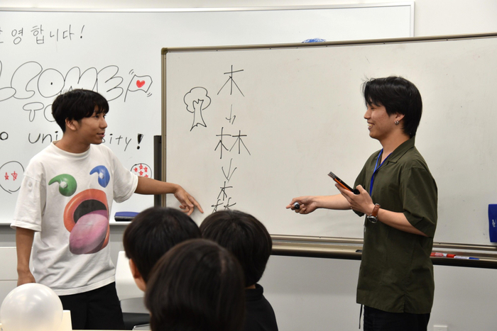 漫才を披露する学生も