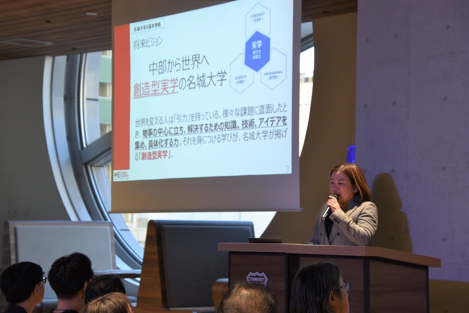 本学の研究支援サイトなどを紹介する長岡さん