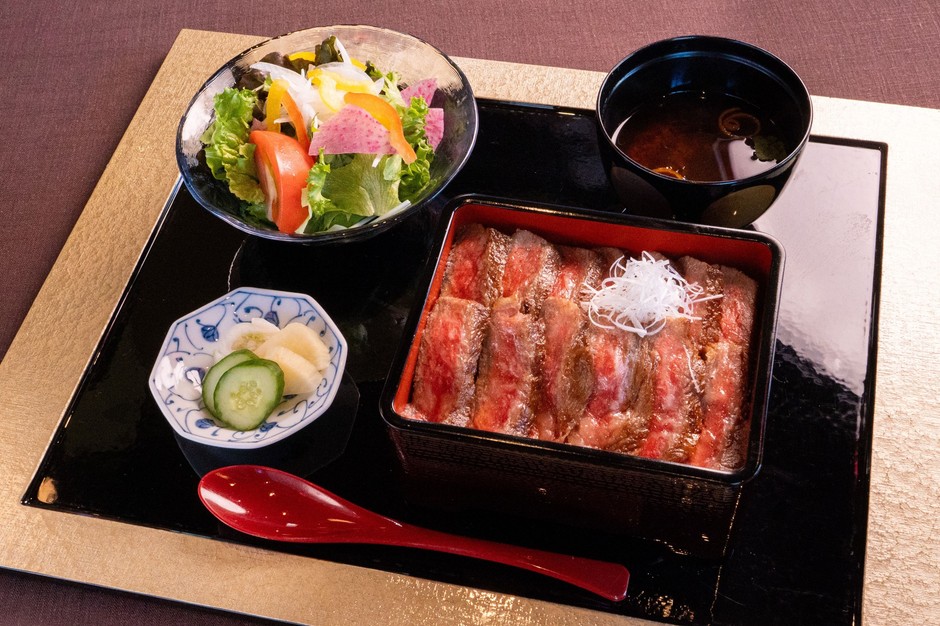 ▲ 今冬限定の「淡路ステーキ重」