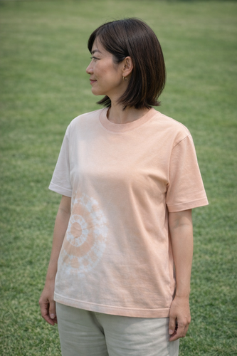 自然で優しい風合いの瓦染めTシャツ