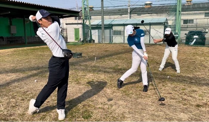ゴルフ部の練習の様子(近畿大学ゴルフ部練習場)