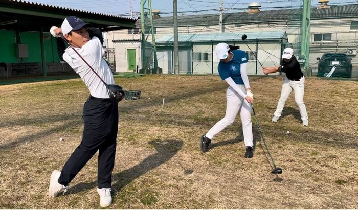 ゴルフ部の練習の様子（近畿大学ゴルフ部練習場）