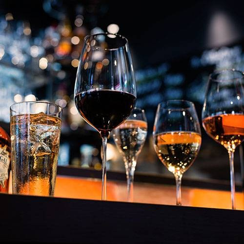 グラスワインは常時10種類以上オンメニューしてる