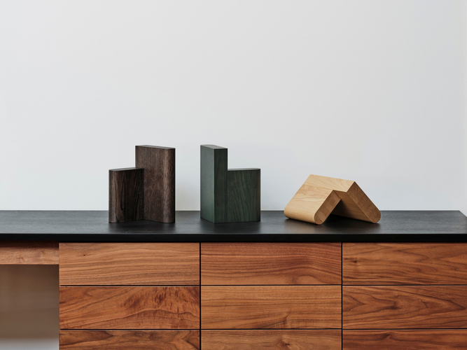 右からカラーバリエーション：淡木（ピュアチェスナット）、森緑（フォレストグリーンKR）、玄木（スモークドオークKR）