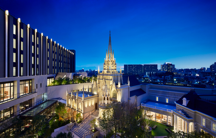 ライトアップされたロマンチックな大聖堂