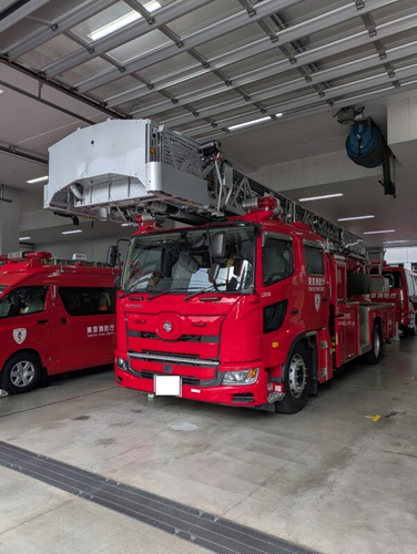 府中消防署より「はしごしゃ」と「こうほうしゃ」