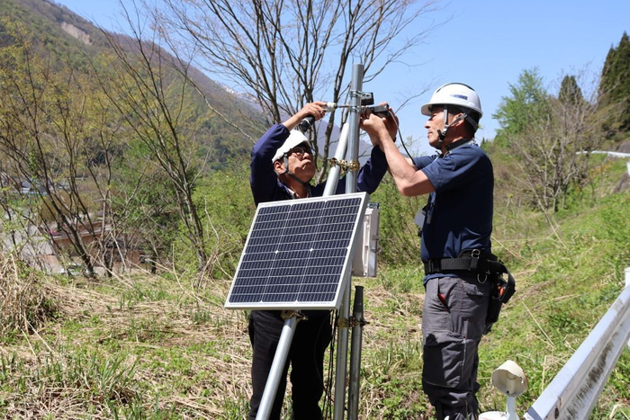 熊ソニックを組み上げる辻特担教授（左）とT.M.WORKSの渡邊孝夫さん（右）