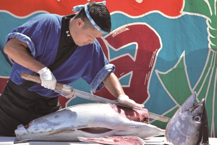 迫力満点のマグロ解体ショー