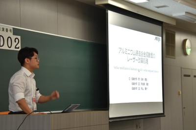研究発表する石本さん