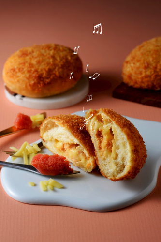 【明太チーズ】ピリッと明太子、とろけるチーズの大人味　税抜399円　税込430円