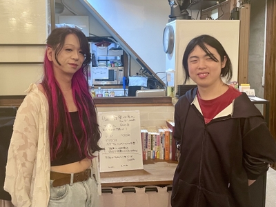 店主のさゆりさんとまとさん