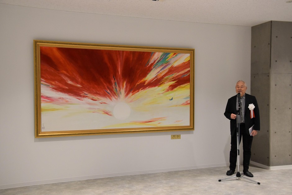 絵画「輝翔」について紹介する木村画伯