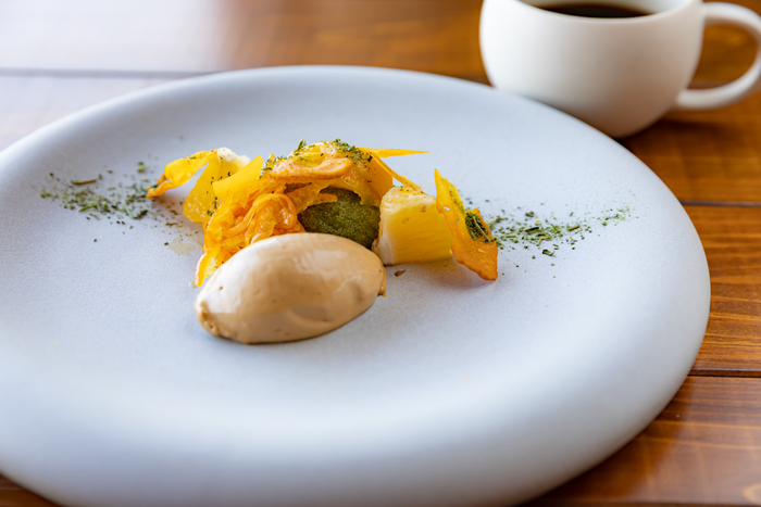 ▲「菊菜のフィナンシェと季節の柑橘クリーム ～アーモンドと醤油のアイス添え～」