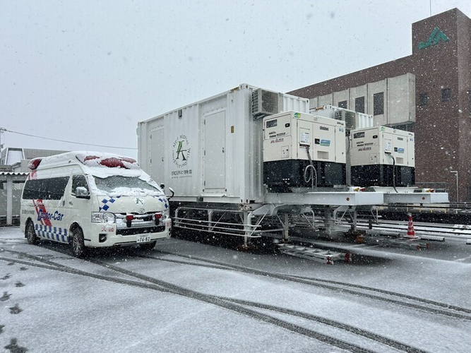 珠洲市内の病院敷地内に設置されたCoMUと救急車型ドクターカー