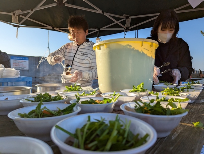 せり鍋を取り分け