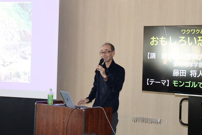 モンゴルの発掘現場の様子を紹介する藤田館長