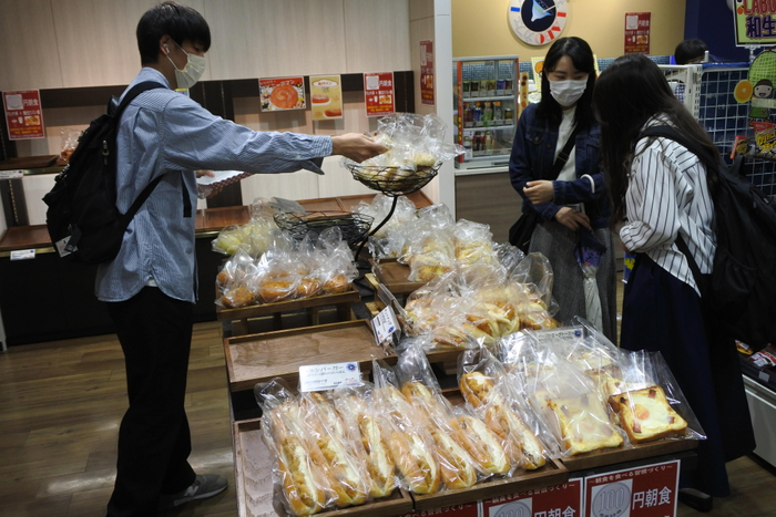 天白キャンパスのMU SHOP LABO CAF&Eacute;の様子①