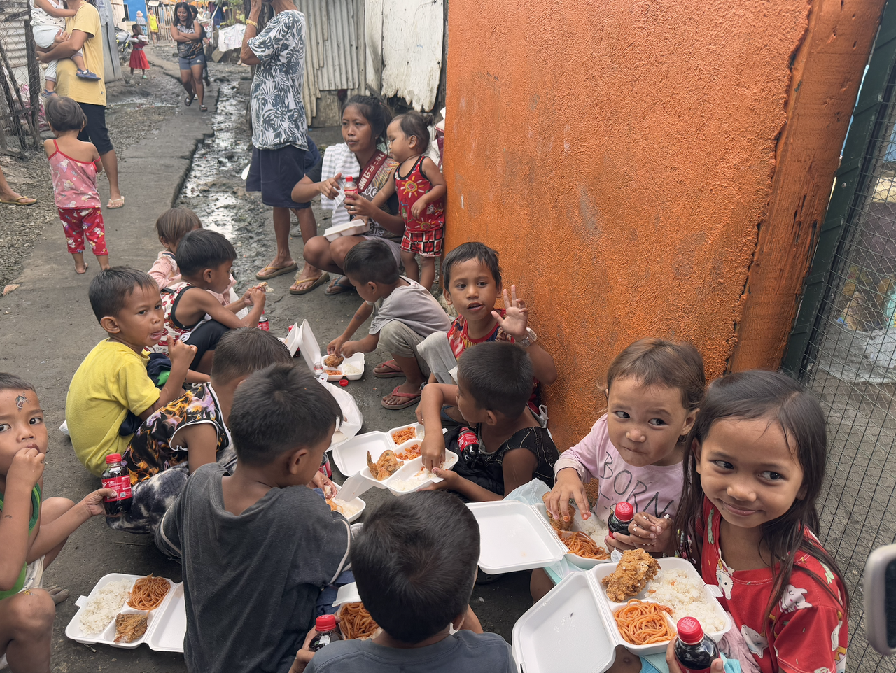 支援を受けた子どもたちが食事をしている様子