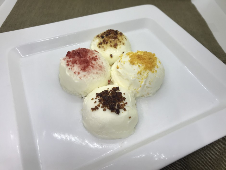 ストロベリーキャラメリゼ、オレンジピールクランチ、キャラメリゼ、ローストシュガーチップ/アイスクリーム