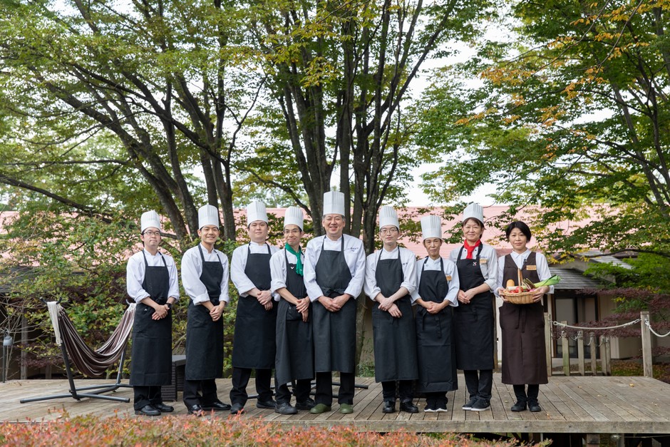野菜ソムリエたちが目の前で作る出来たての料理をお客様の手へ