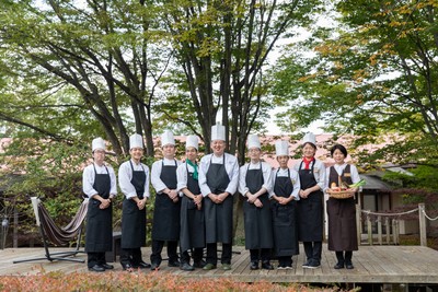 野菜ソムリエたちが目の前で作る出来たての料理をお客様の手へ