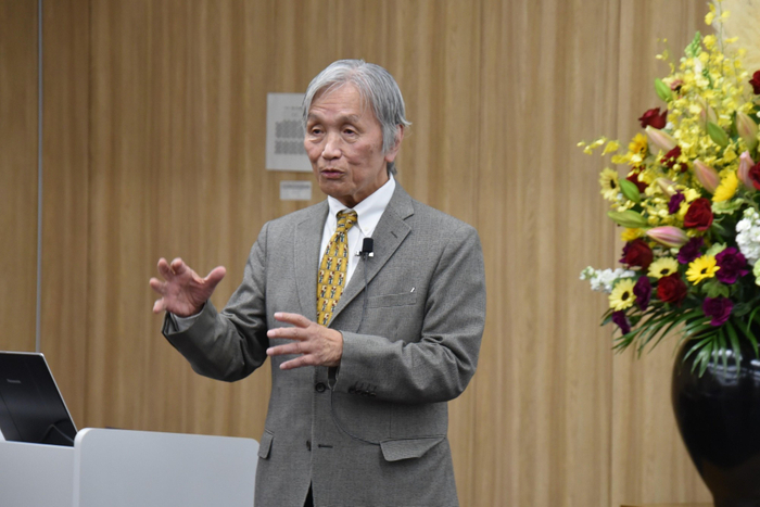 基調講演後に質問に答える佐川特任教授