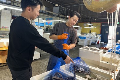 料理長の塩釜仲卸市場買い付けの様子