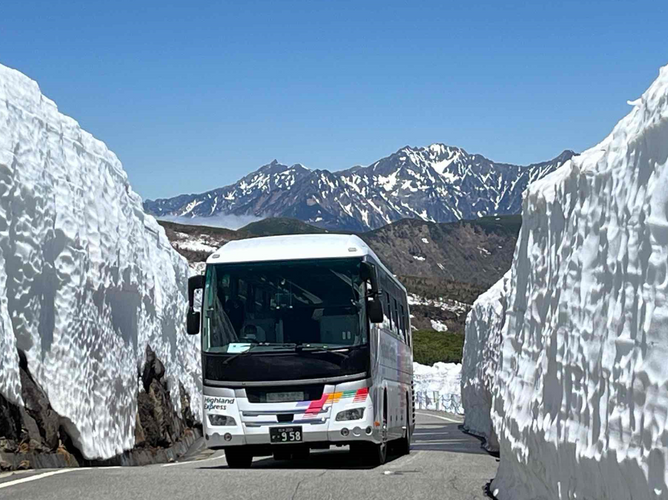 雪の壁の間を運行