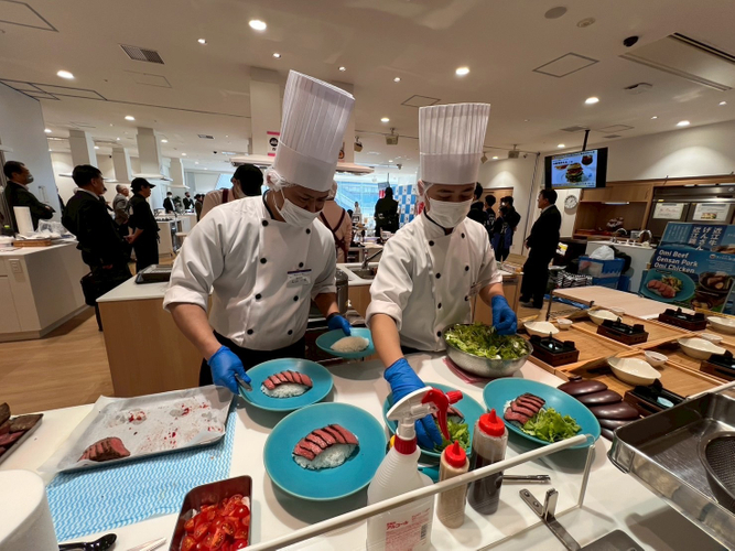 調理中のシェフの写真