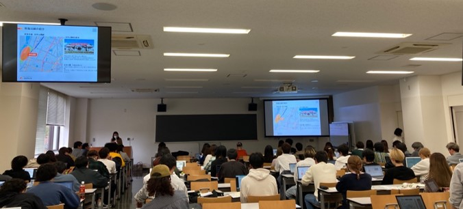 経済学部総合経済政策学科「フィールドワークⅠ」の講義で南海電気鉄道株式会社 担当者が講演する様子