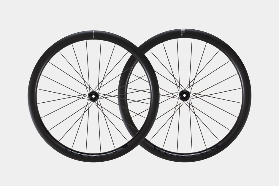 エンデュレース CF SLX 7 AXSに搭載される、DT Swissと共同開発の新型カーボンホイール。エンデュランスライドの特性に最適化され、走行性能をさらに引き上げます。