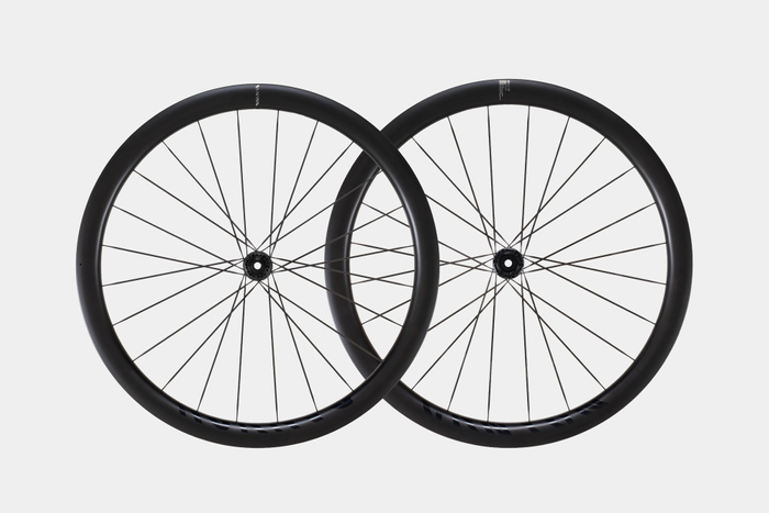 エンデュレース CF SLX 7 AXSに搭載される、DT Swissと共同開発の新型カーボンホイール。エンデュランスライドの特性に最適化され、走行性能をさらに引き上げます。
