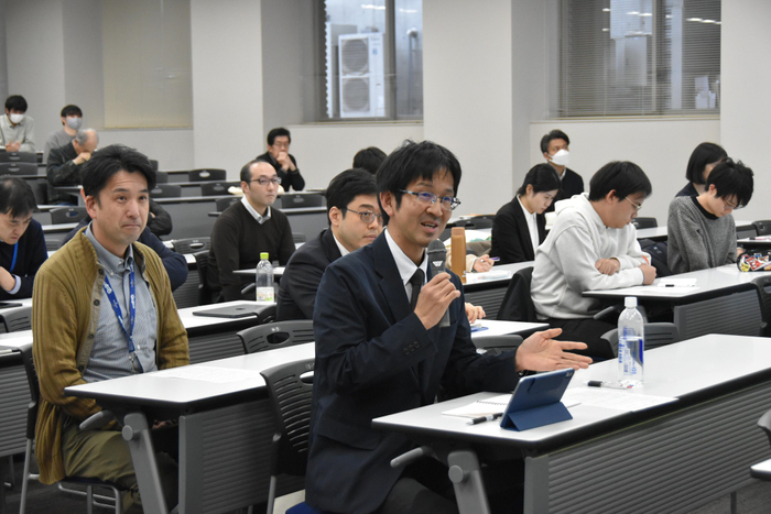 質問する水本秀二准教授