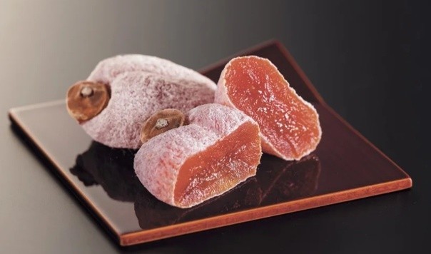 もっちりとした食感と口に広がる上品な甘さが特徴の高級和菓子 ビタミンＡ、食物繊維などの栄養素が豊富に含まれ、渋柿に含まれるタンニンは、 ポリフェノールの一種であることから、スーパーフードとしても注目を集めています。