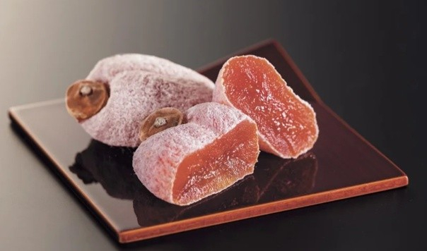 もっちりとした食感と口に広がる上品な甘さが特徴の高級和菓子 ビタミンＡ、食物繊維などの栄養素が豊富に含まれ、渋柿に含まれるタンニンは、 ポリフェノールの一種であることから、スーパーフードとしても注目を集めています。
