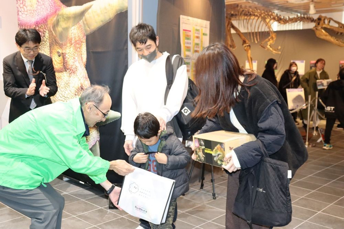 藤田館長からは恐竜の段ボールクラフトなどが贈られました