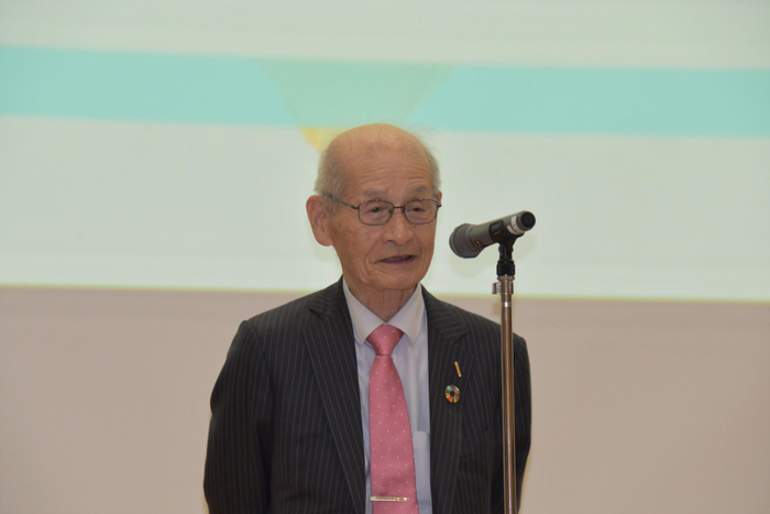 総評を述べる吉野終身教授