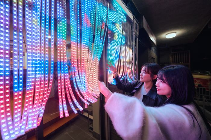 鮮やかなLEDのれんがお出迎え