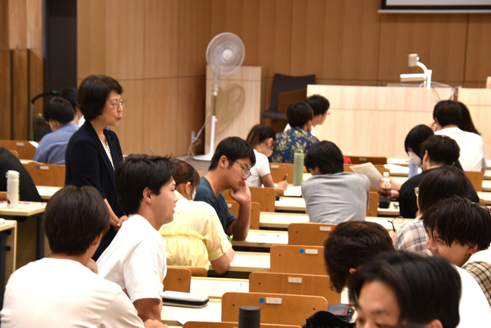 グループワークを見守る二神名誉教授