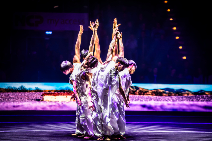 男性的な美しさをアピールした集団演技（&copy;Daniel Heydt）