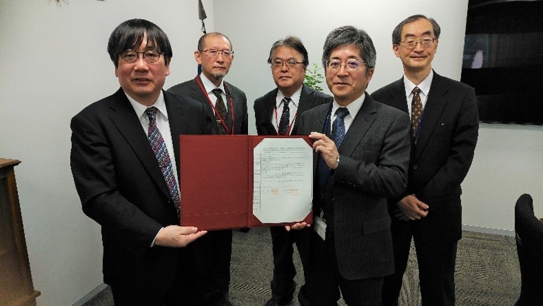 左から神野透人薬学研究科⾧、山田修平学科⾧、亀井浩行大学院主任教授、本間正充研究所⾧、齋藤嘉朗研究所副所⾧