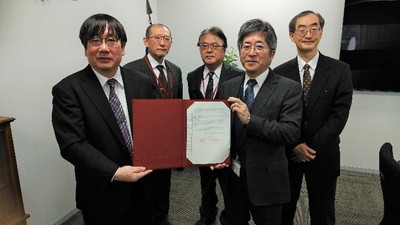 左から神野透人薬学研究科⾧、山田修平学科⾧、亀井浩行大学院主任教授、本間正充研究所⾧、齋藤嘉朗研究所副所⾧